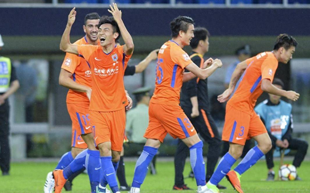 鲁能遭遇上港绝杀，场外传闻球队士气低迷