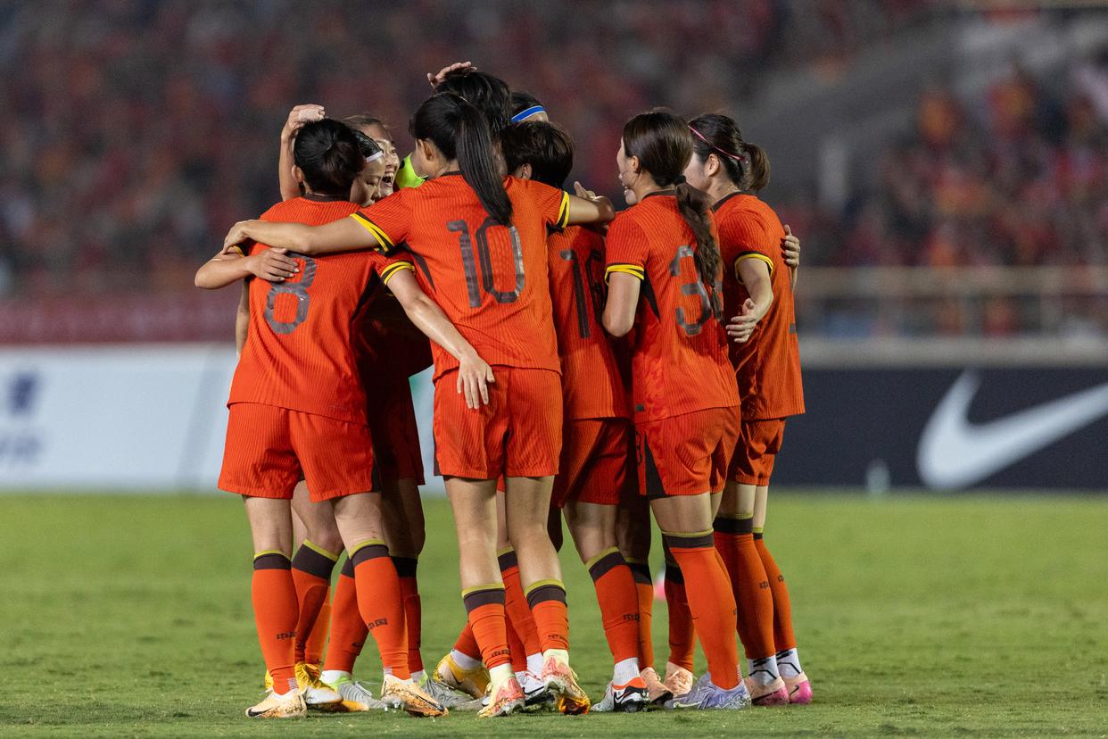 足球比赛女子队伍展现团队合作