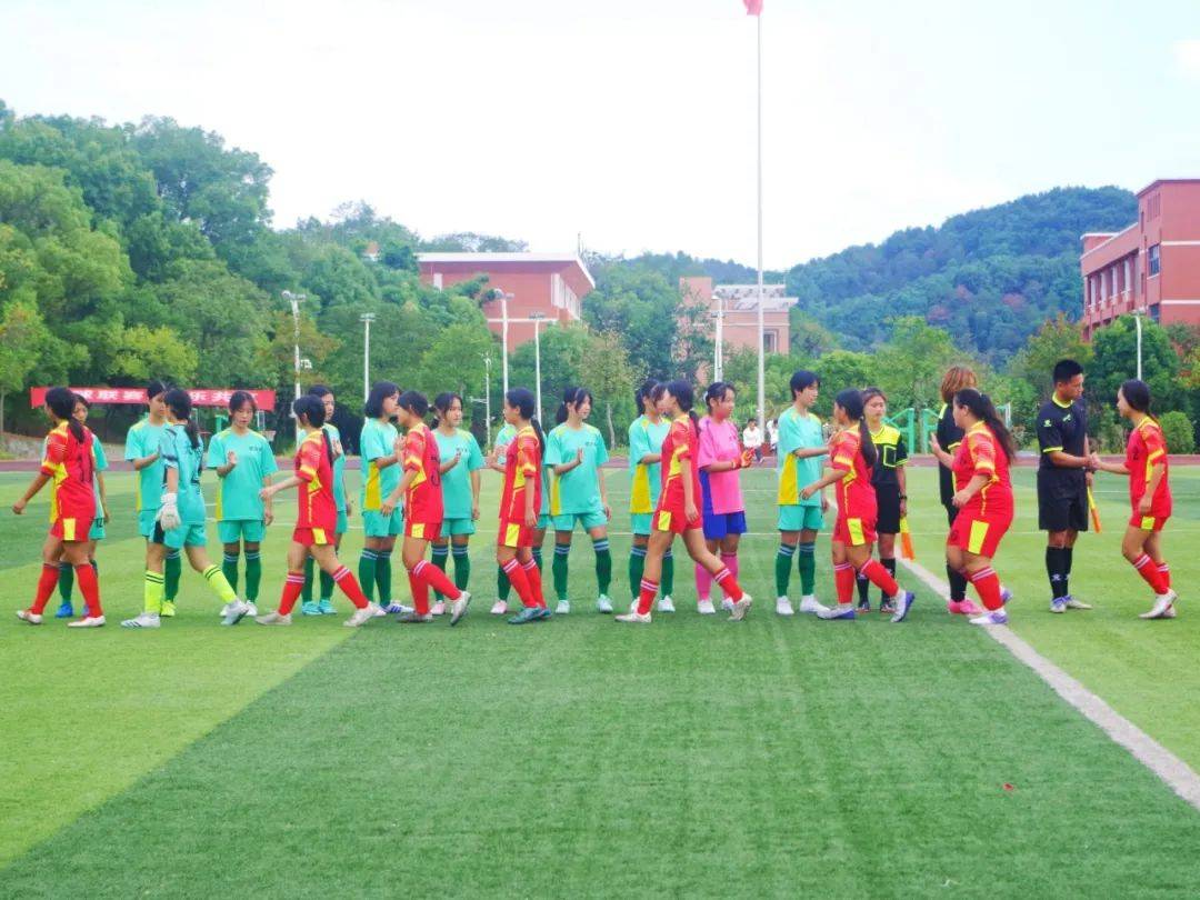 足球比赛女子队伍展现团队合作