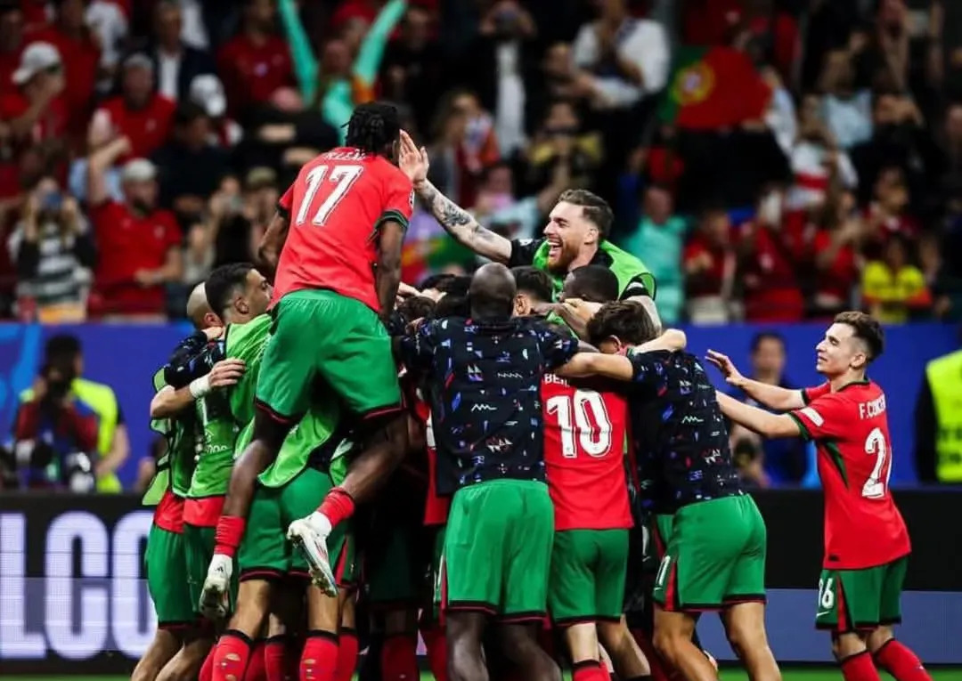 欧洲足球明星擦肩而过，场面火爆异常！的简单介绍