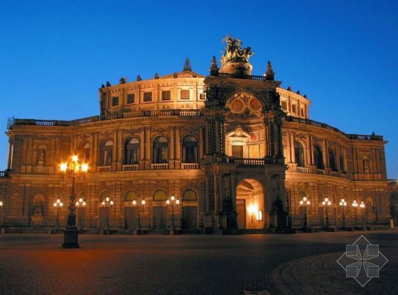 包含德累斯顿球员奋勇向前，誓言谱写辉煌篇章的词条