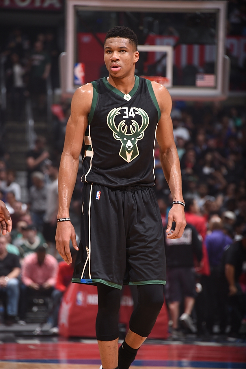 雄鹿客场胜老鹰，字母哥表现出色