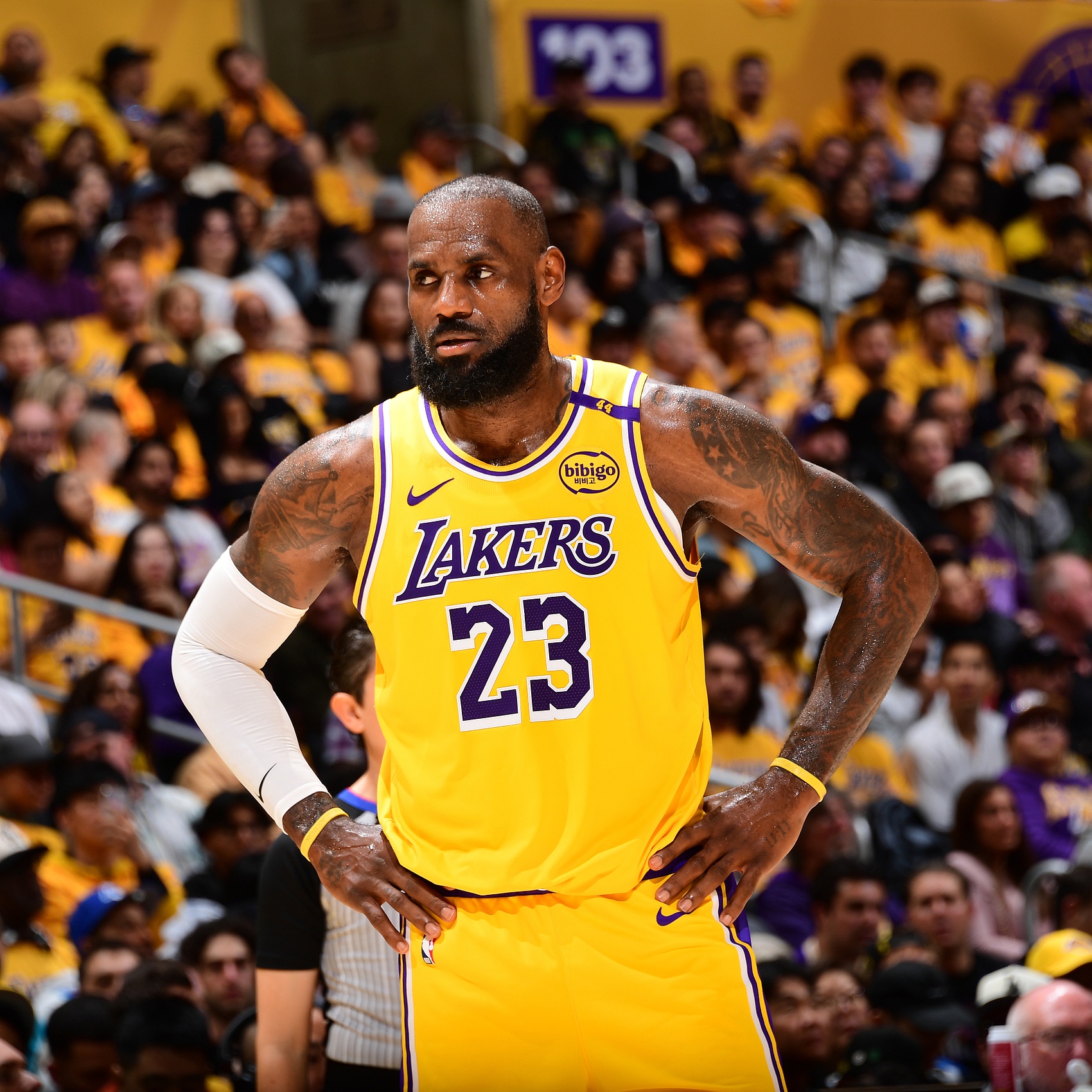 湖人客场惨败掘金，詹姆斯难掩失望