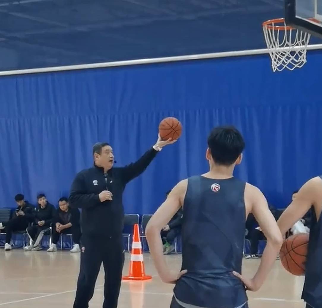 关于篮球明星新闻:名宿现场指导年轻球员的信息 关于篮球明星新闻:名宿现场指导年轻球员的信息