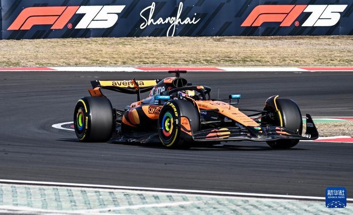 红牛二队碾压阿斯顿马丁，汉密尔顿点燃赛场的简单介绍